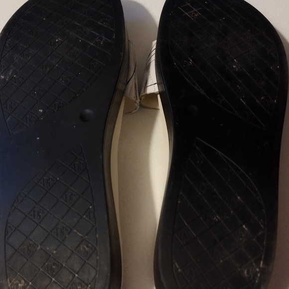 Donald Pliner - Picture 2 of 6